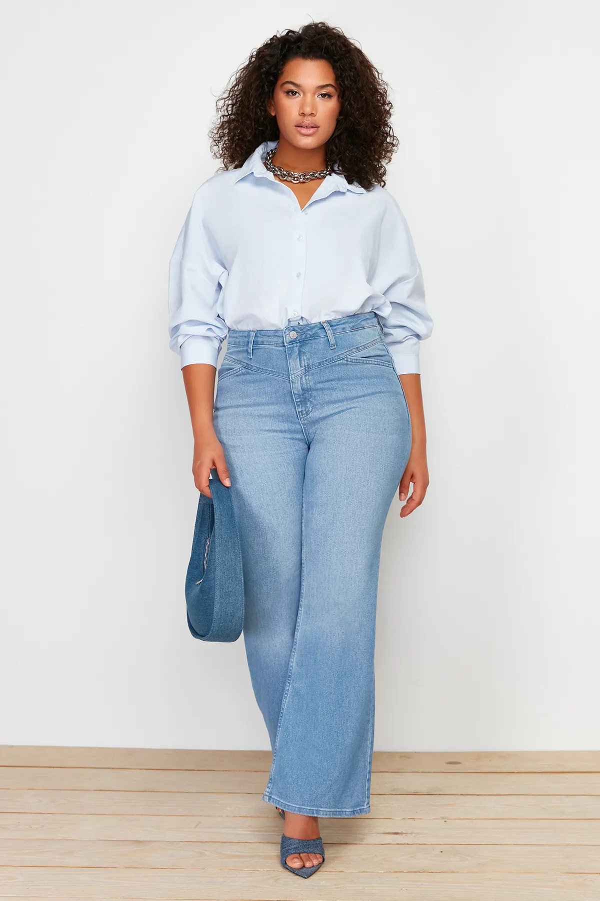 Trendyol Curve  Hellblaue Denim-Jeans im Flare-Fit mit Nähten und detaillierten Details TBBSS24CJ00003