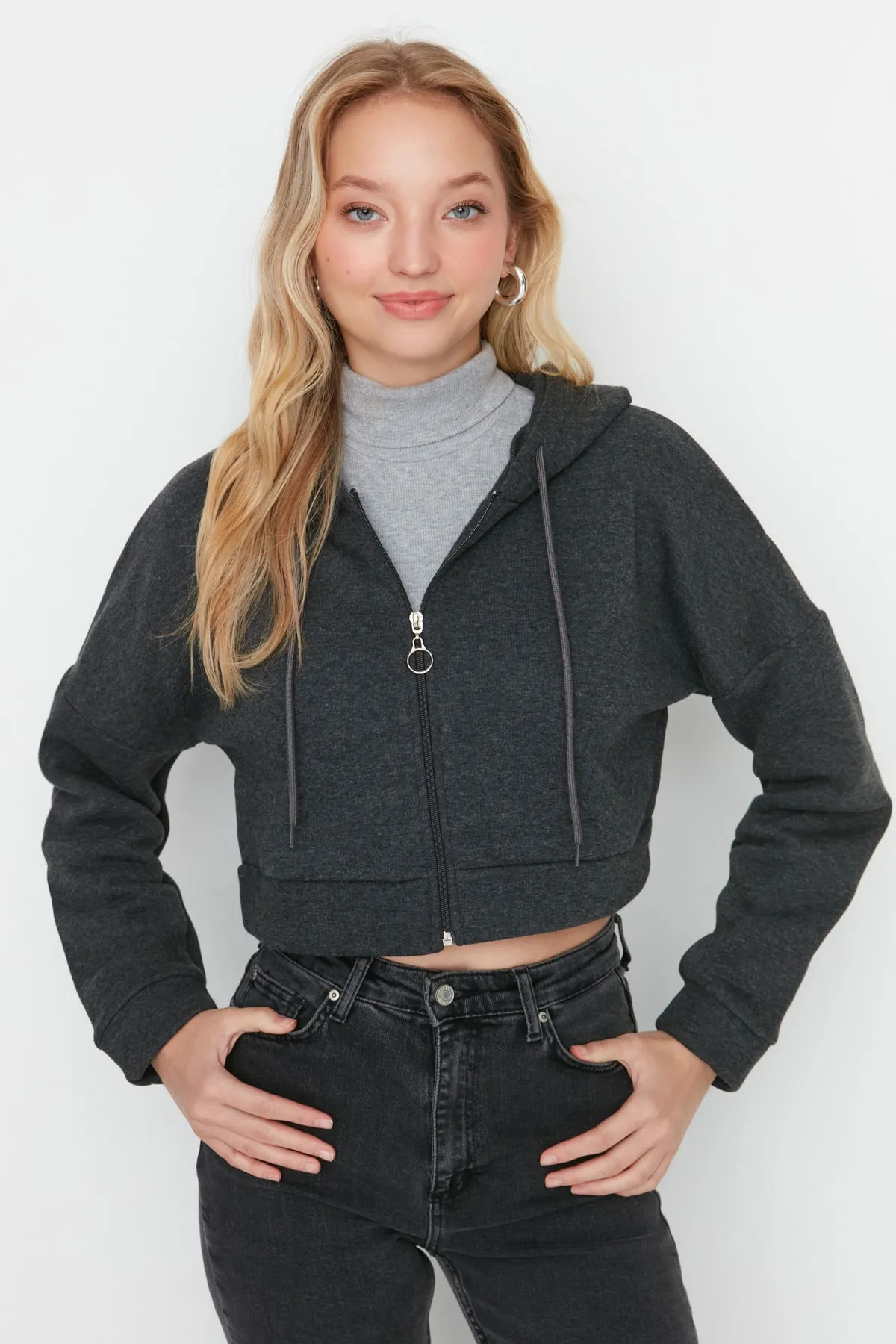 Trendyol Collection  Anthrazitfarbenes Strick-Sweatshirt mit Reißverschluss und Kapuze aus dickem Fleece innen TWOAW23SW00028
