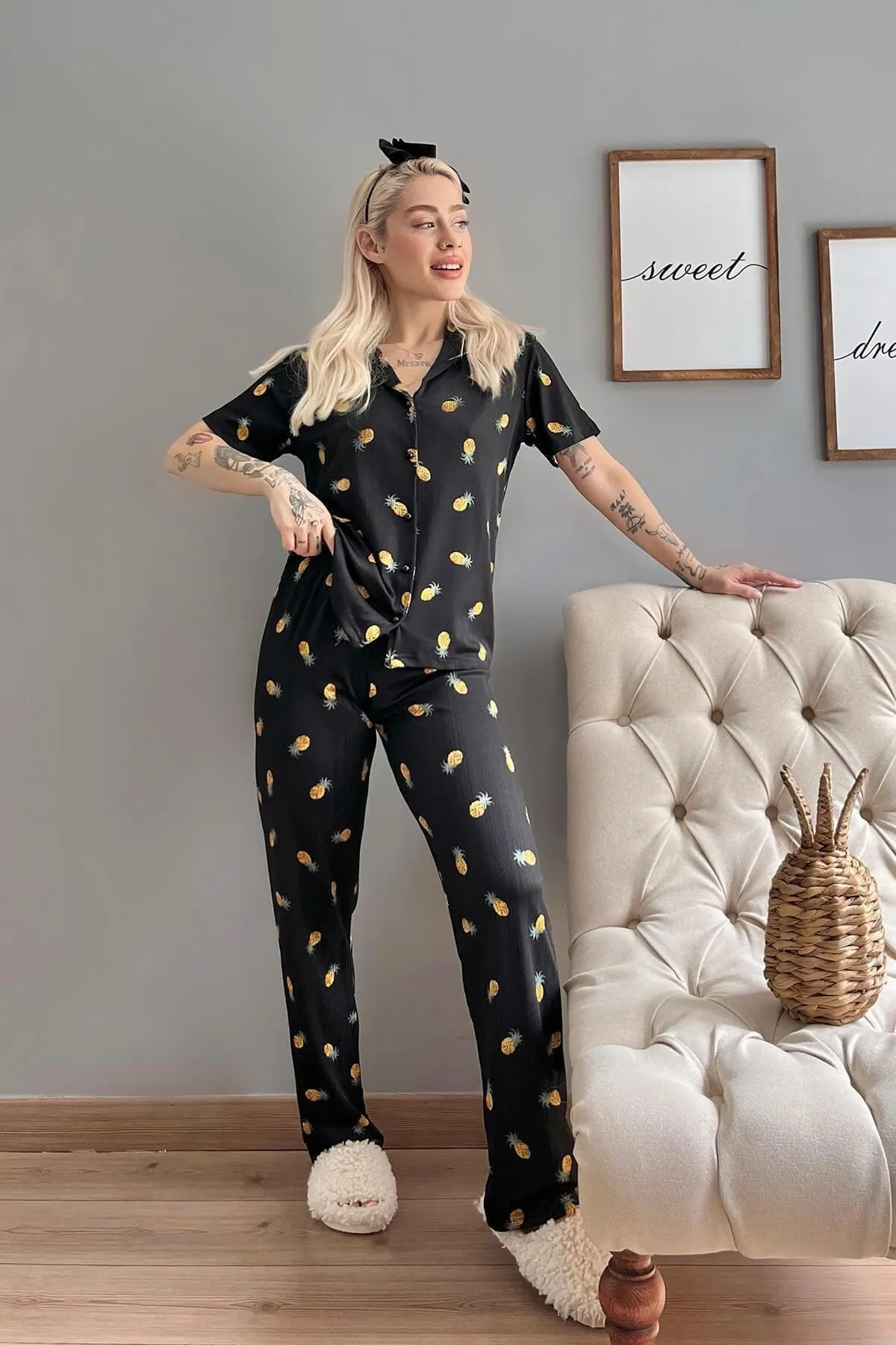 Pijamaevi  Kurzarm-Damenpyjama mit Ananasmuster und gestrickter Vorderseite mit Knöpfen