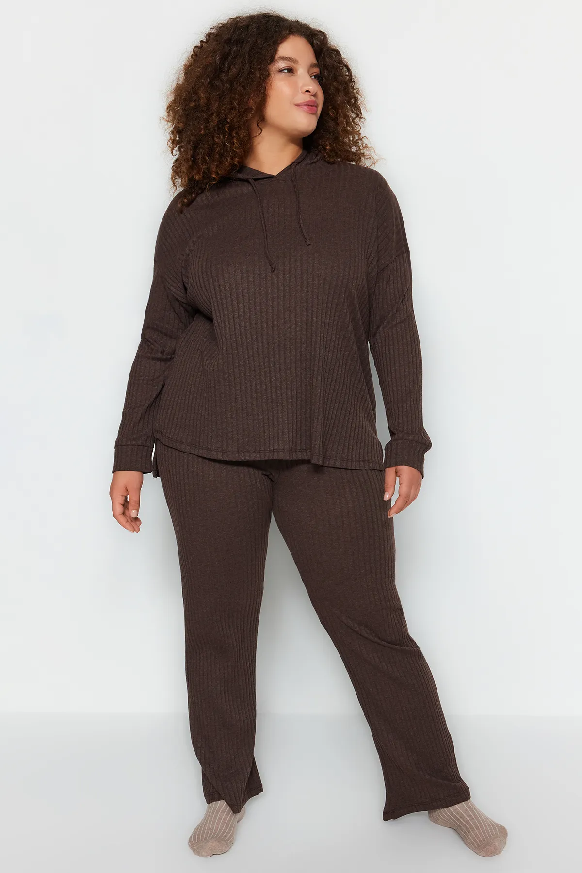 Trendyol Curve  Braunes, entspanntes Camisole-Set in Übergröße mit Kapuze und Oberteil TBBAW23CP00016