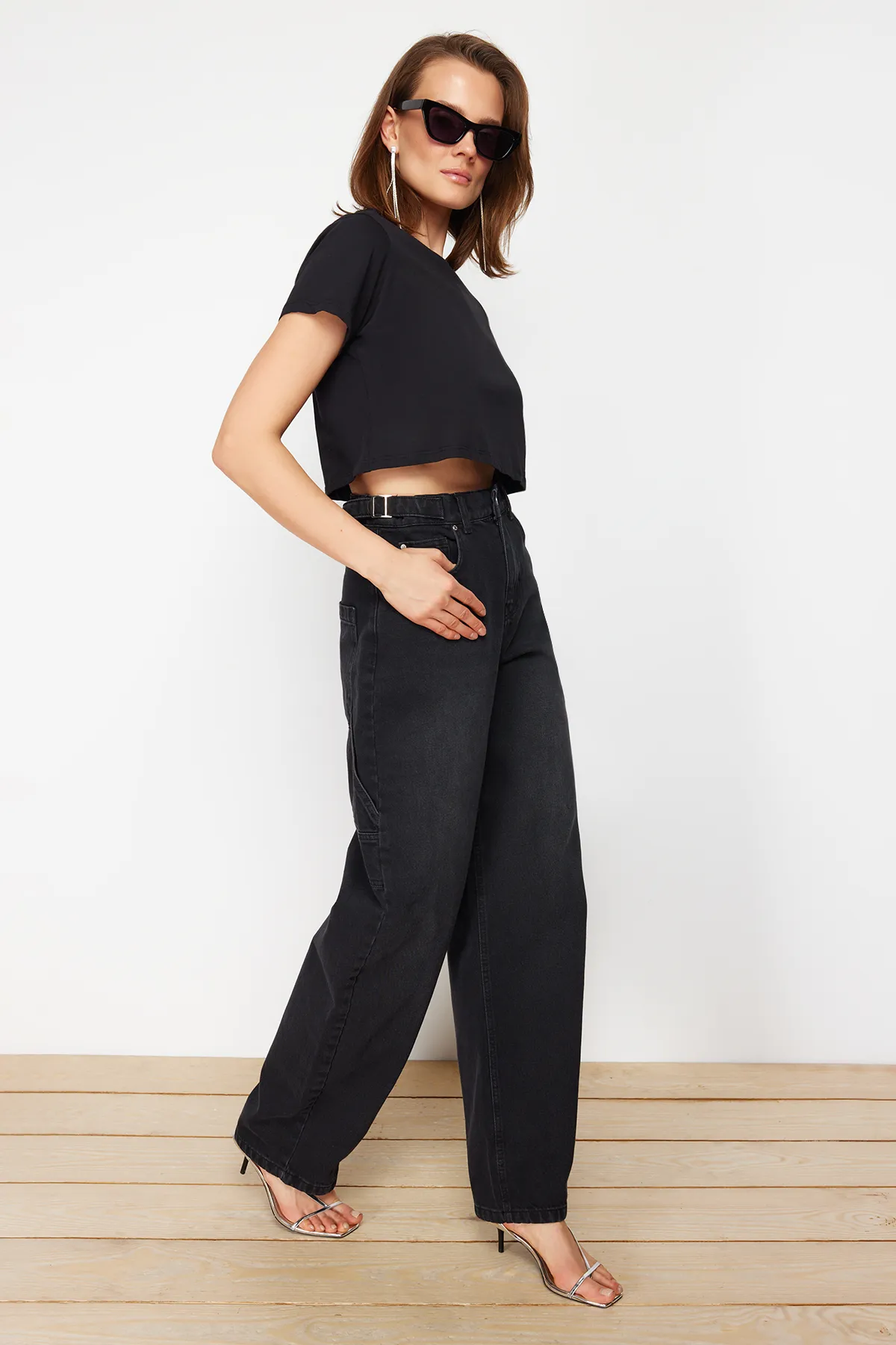 Trendyol Collection  Schwarze Carpenter-Jeans mit lockerer Passform und hoher Taille TWOAW24JE00308