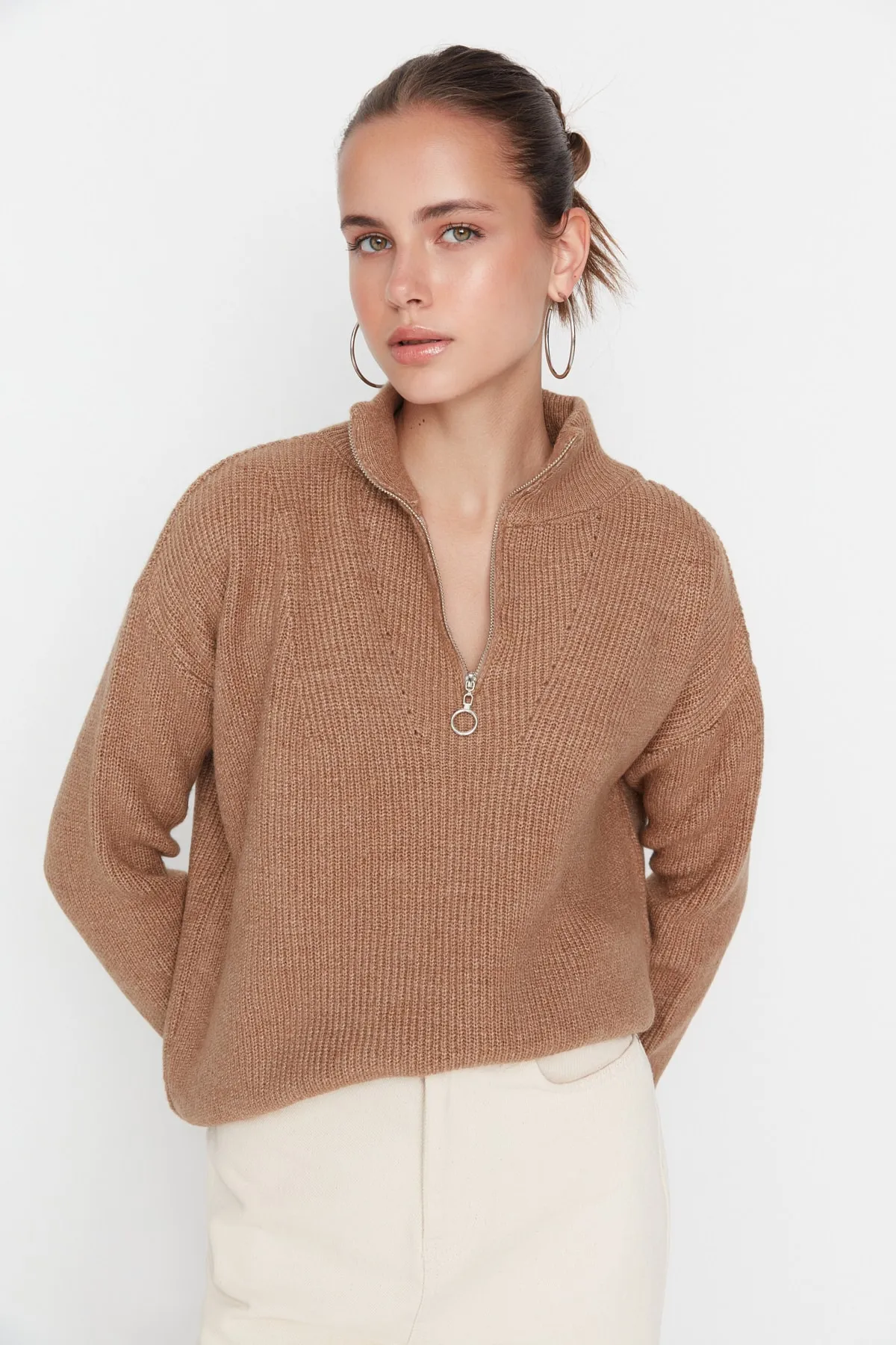 Trendyol Collection  Kamelfarbener Strickpullover mit weicher Struktur und Reißverschluss TWOAW20XS0009