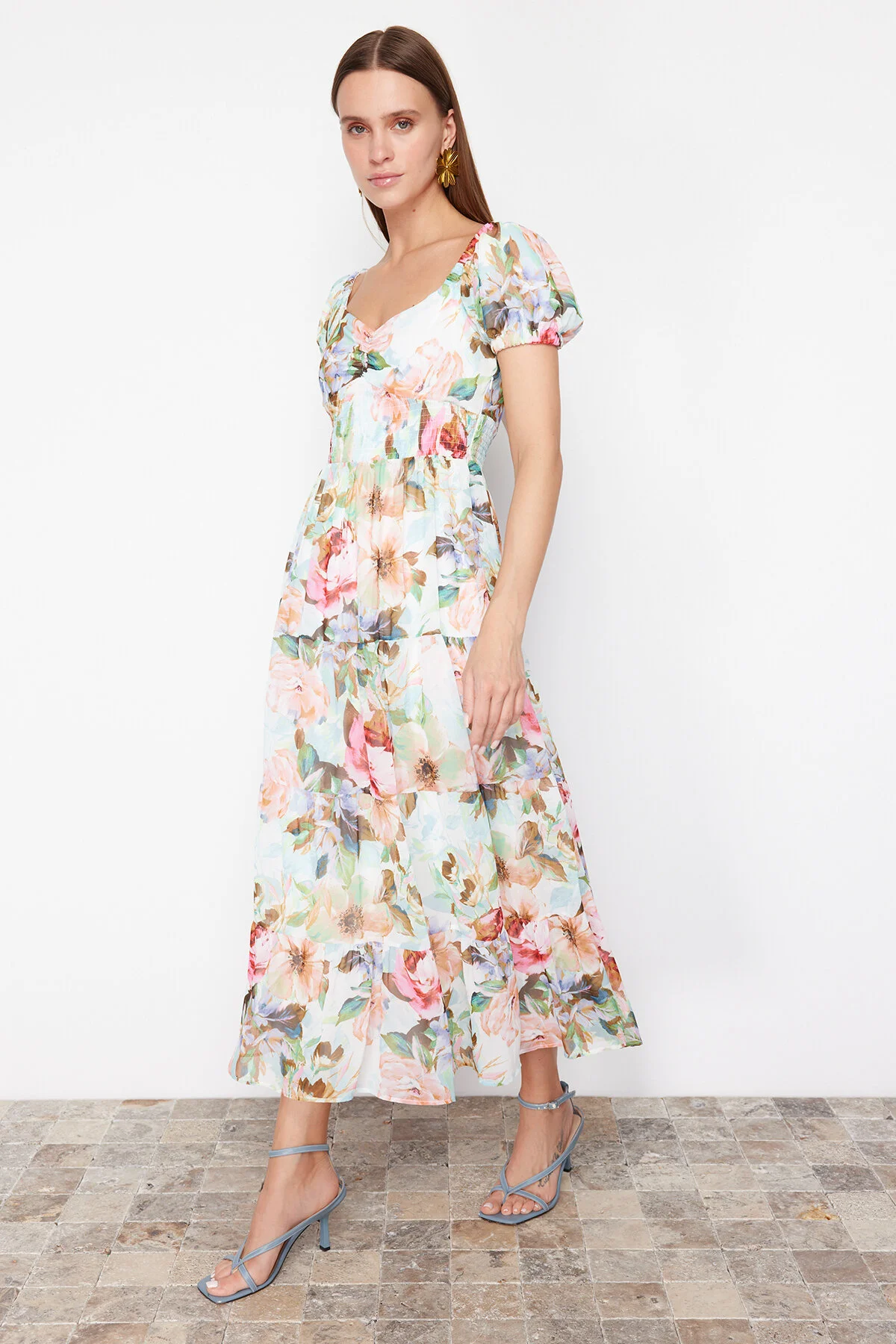 Trendyol Collection  A-Linien-Maxi-Chiffonkleid mit Gipe-Detail - Rosa Blumenmuster, gefüttert TWOSS24EL00807
