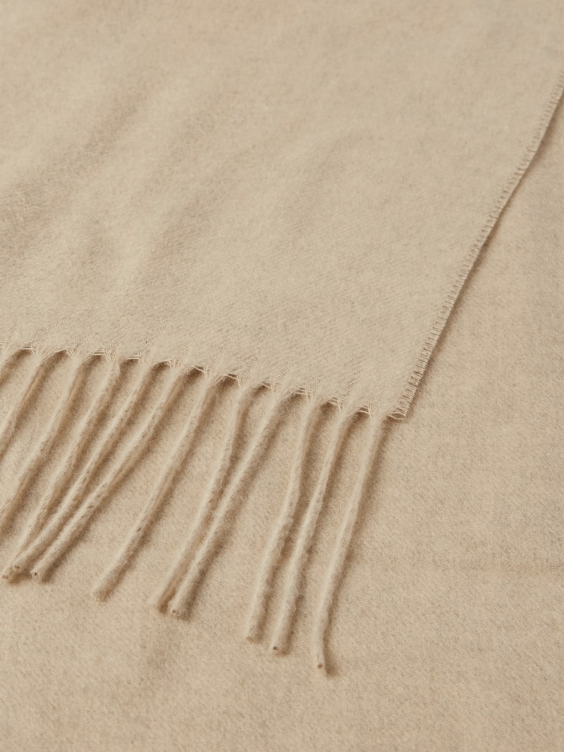 Schal mit ausgefransten Abschlüssen in camel