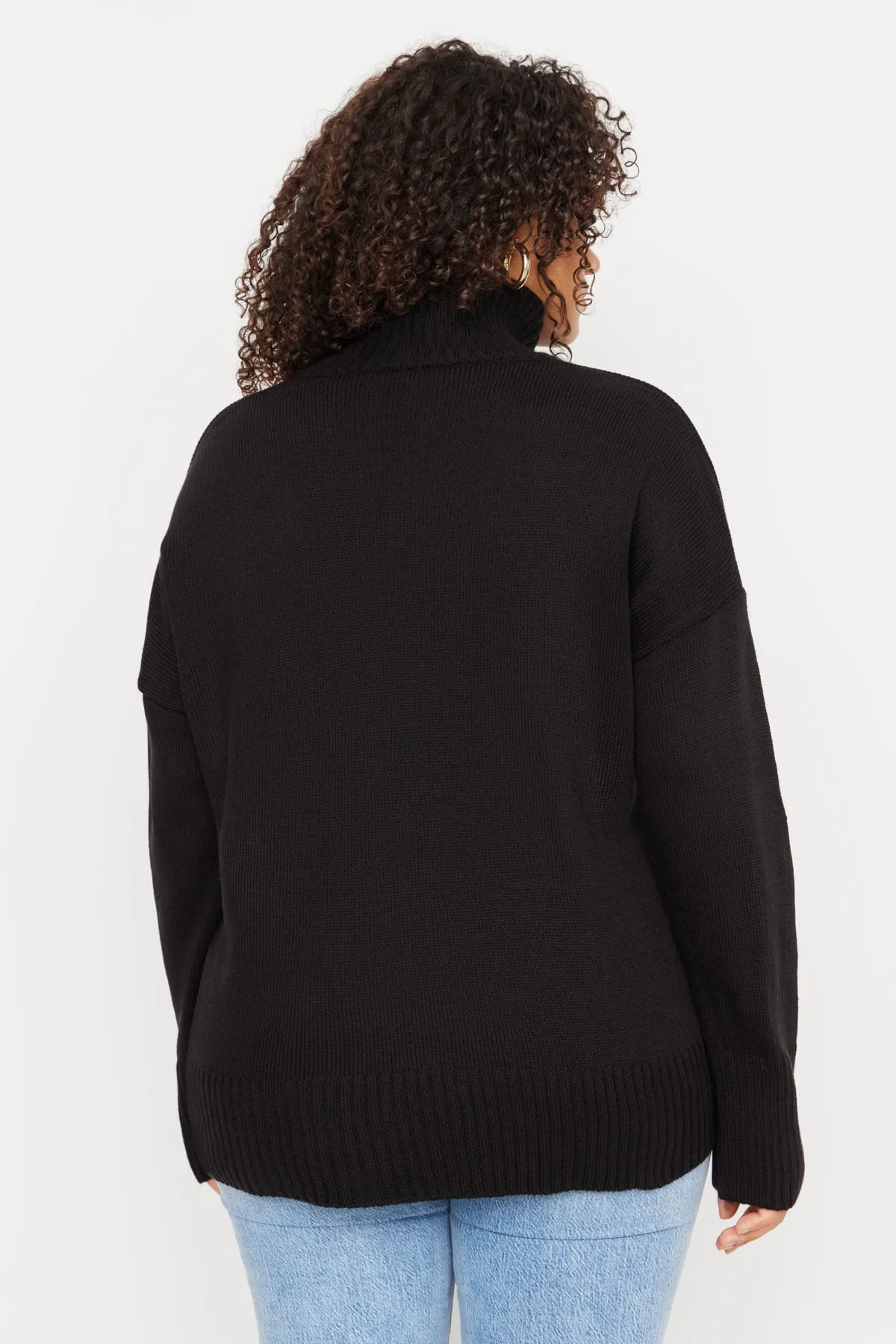 Trendyol Curve  Schwarzer, schulterfreier Strickpullover mit Rollkragen
