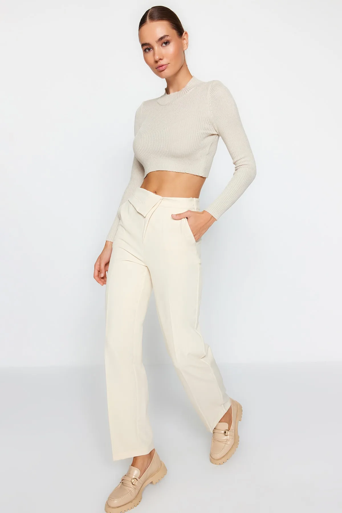 Trendyol Collection  Gerade geschnittene, gewebte Hose mit Steingürtel und detailliertem Detail TWOAW24PL00055