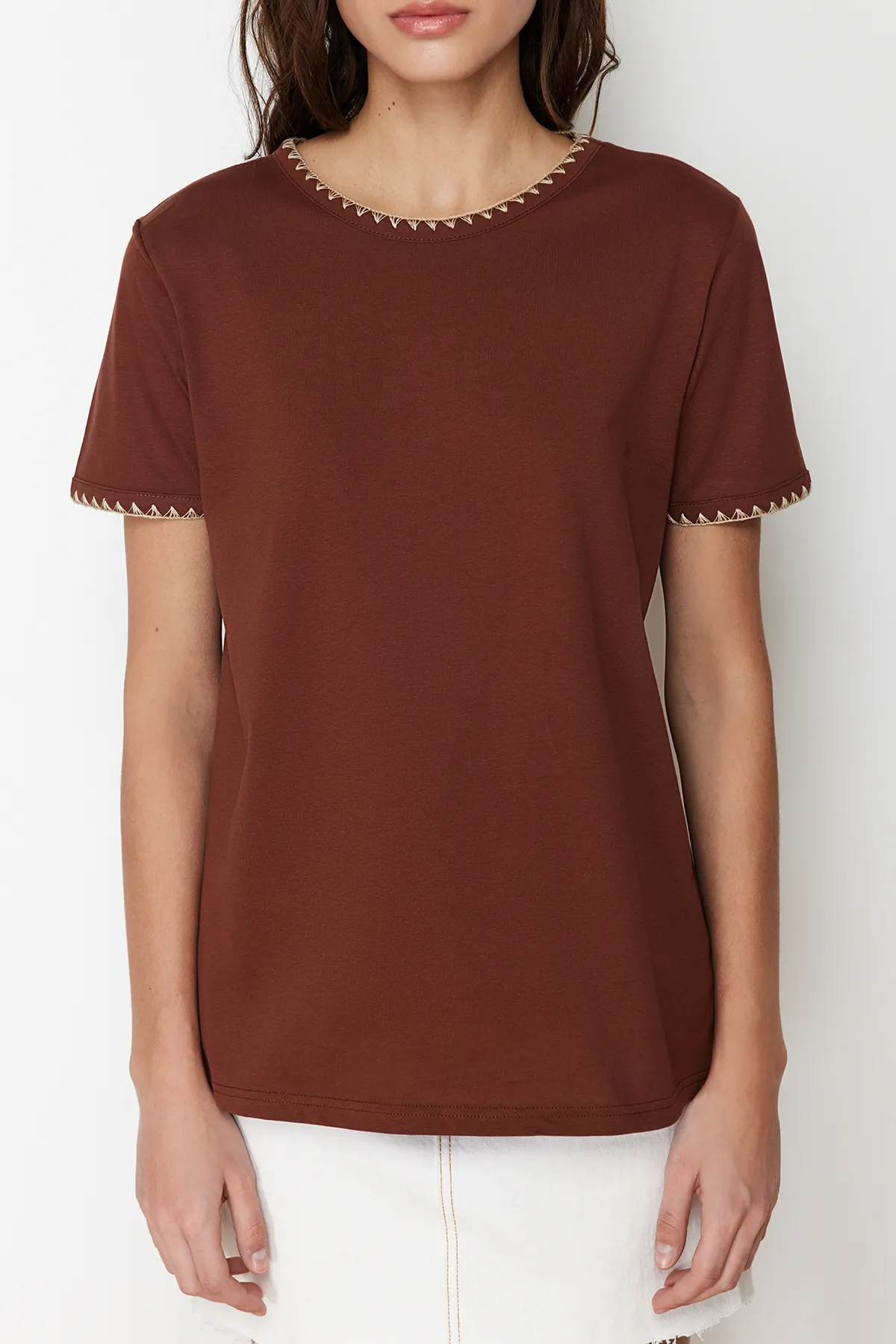Trendyol Collection  Braunes Basic-Strick-T-Shirt mit Rundhalsausschnitt, 100 % Baumwolle, Kontrastnähte, detailliertes TWOSS19AD0085