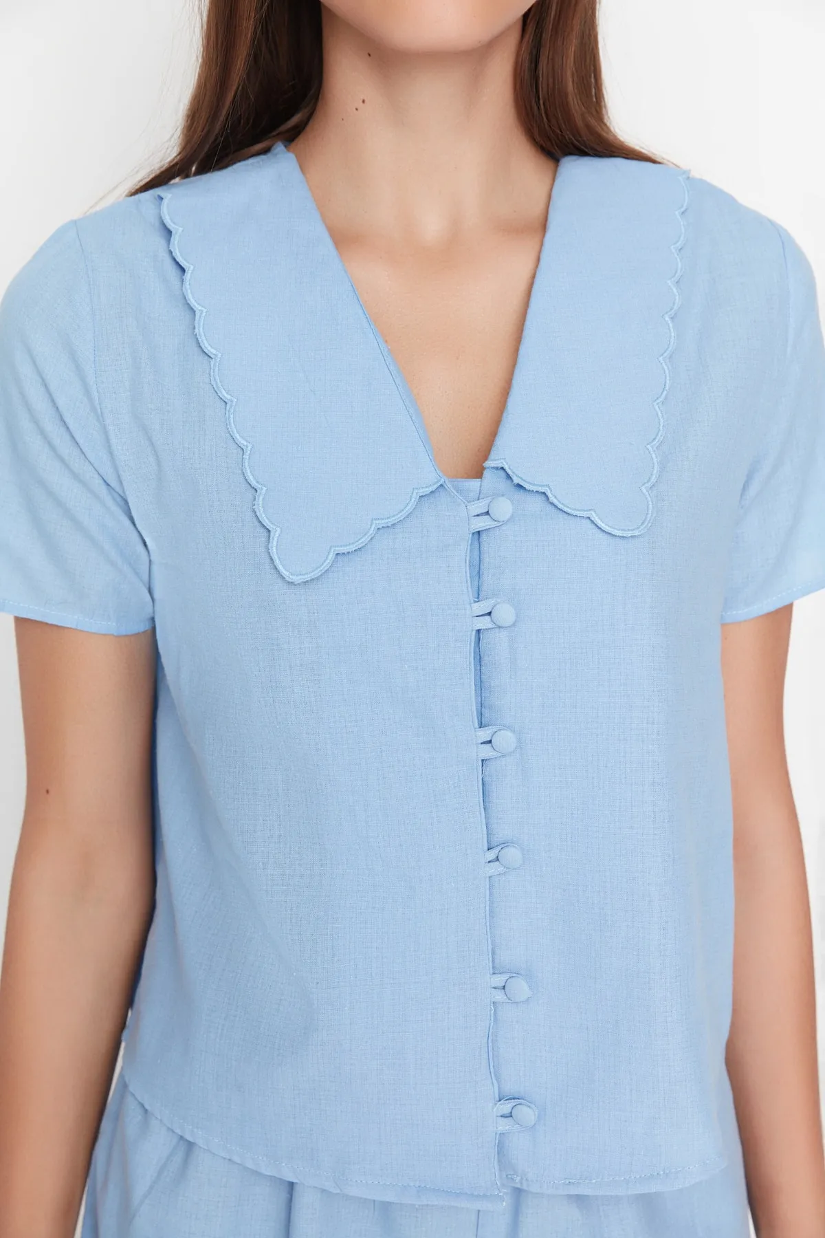Trendyol Collection  Blaues Pyjama-Set aus Viskose mit Hemd und Shorts, 100 % Baumwolle, Kragendetail, THMSS22PT0179