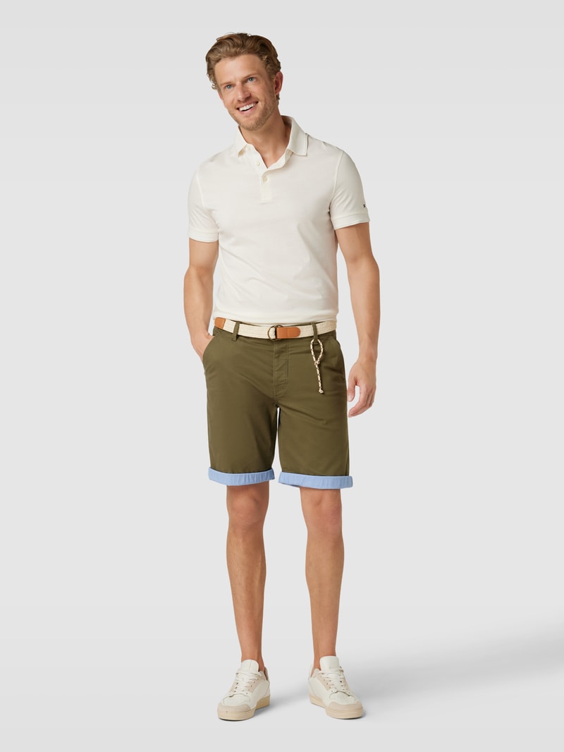 Chinoshorts mit französischen Eingrifftaschen in olivgrün