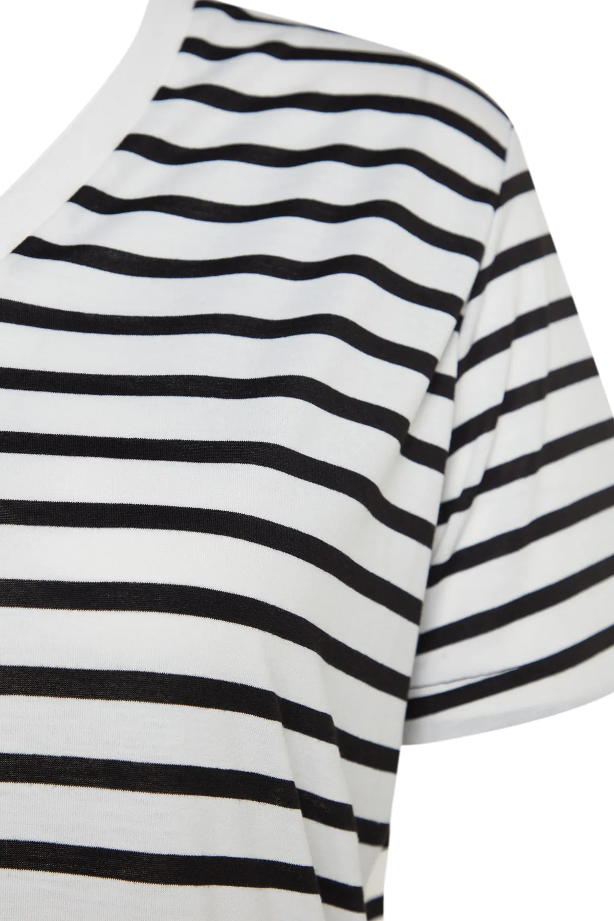 Trendyol Curve  Schwarz-weiß gestreiftes Strick-T-Shirt mit V-Ausschnitt TBBSS23BF00016