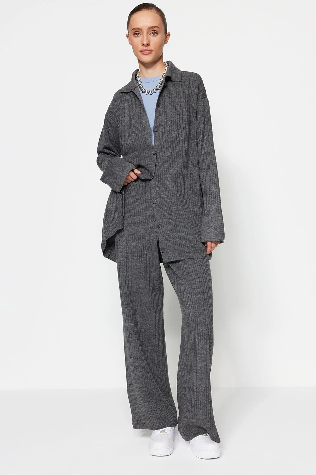 Trendyol Modest  Anthrazitfarbenes Strickset mit Cardigan und Hose und Schlitzdetail TCTAW23US00028