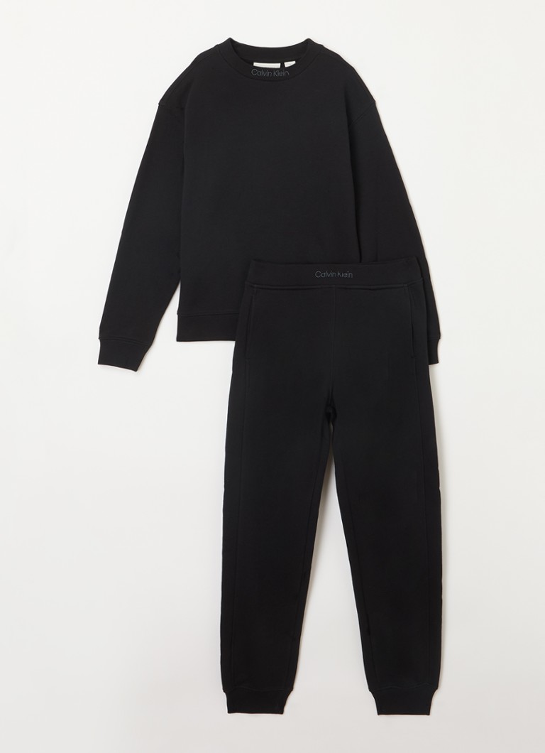 Dwuczęściowy dres Calvin Klein z haftowanym logo.