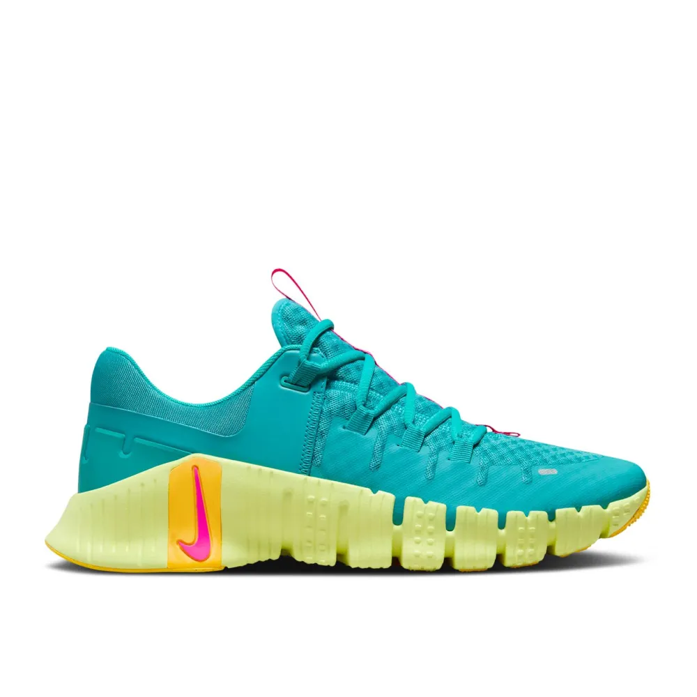 Nike Free Metcon 5 DV3949-302 / grün