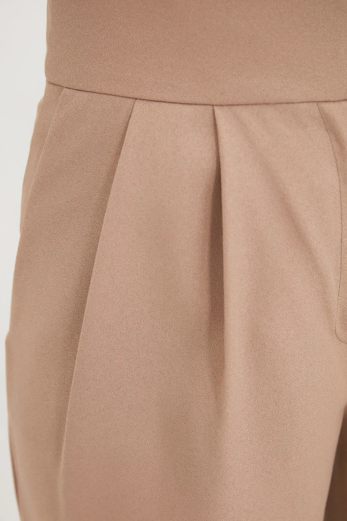 Trendyol Collection  Nerzfarbene, plissierte Webhose mit weitem Bein TWOSS19WX0017