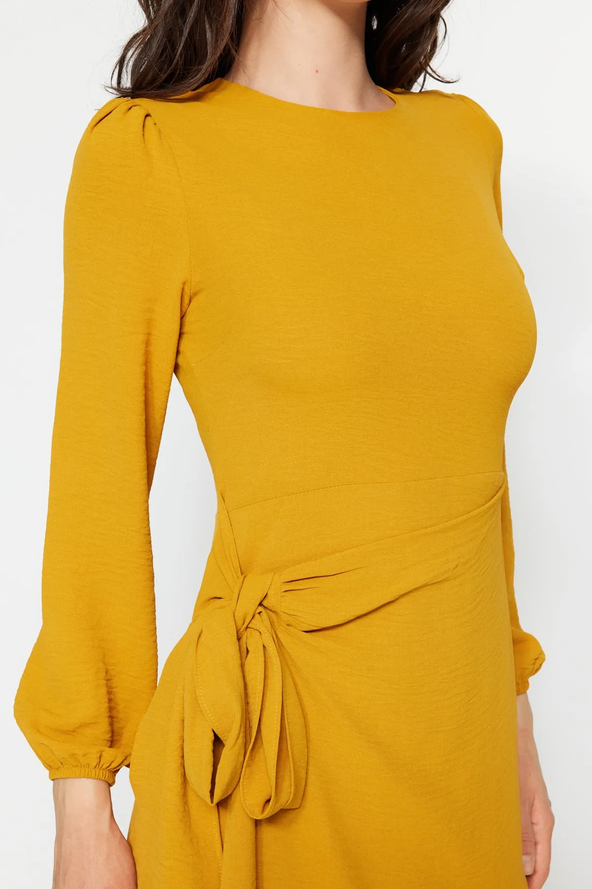 Trendyol Modest  Gelbes Aerobin-Gewebtes Kleid mit Bindedetail TCTSS23EB00140