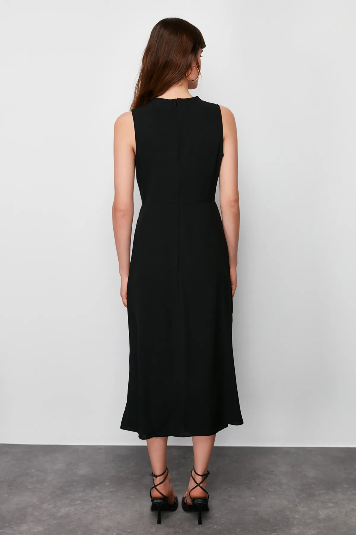 Trendyol Collection  Schwarzes gewebtes Midikleid mit Degaje-Kragenrock und Cut-Detail TWOSS24EL00390