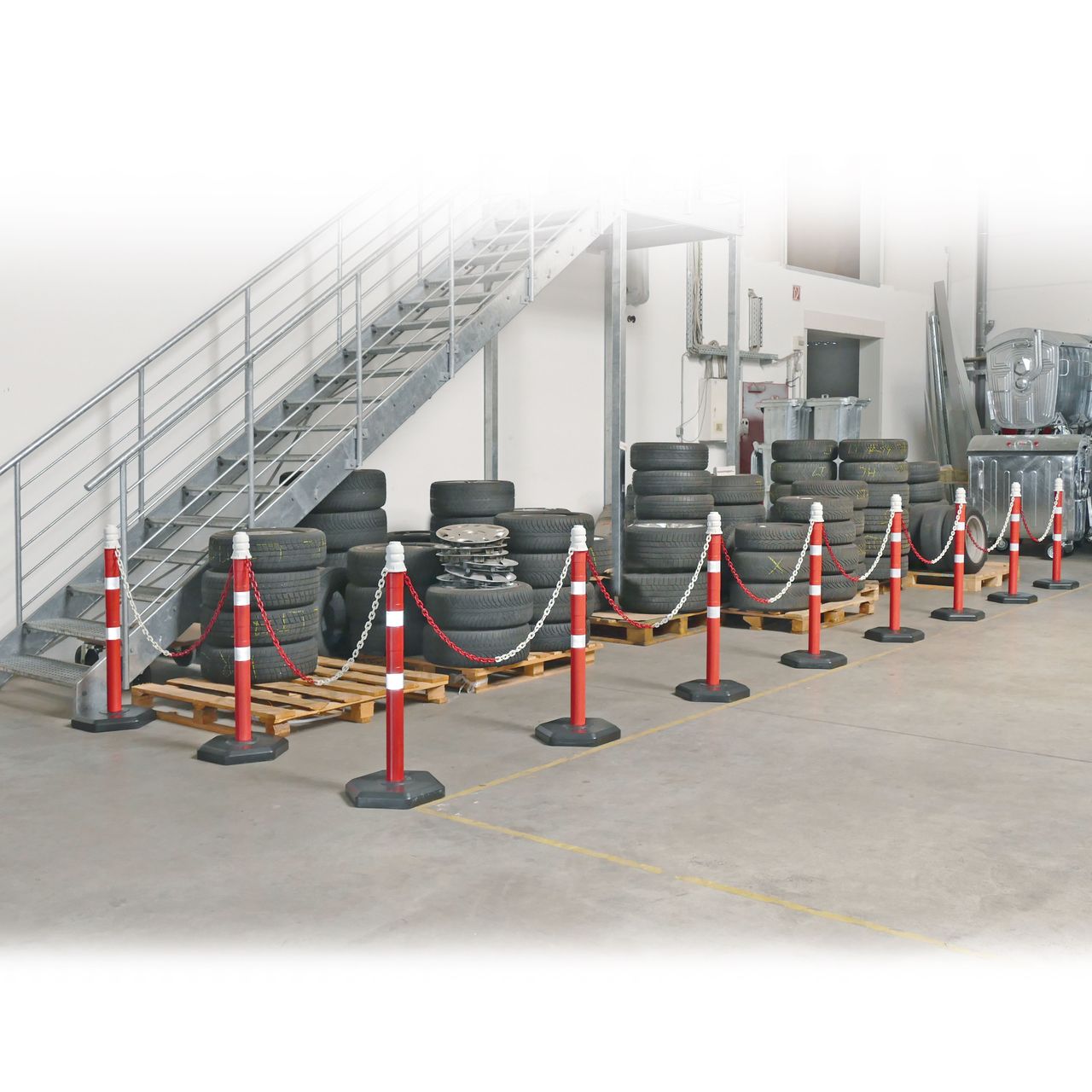 BRB Ketten- / Warnständer Komplett-Set mit 10 Kettenständern, 18 m Kette, Rohr Ø 70 mm, Höhe 1000 mm, Kunststofffuß betongefüllt