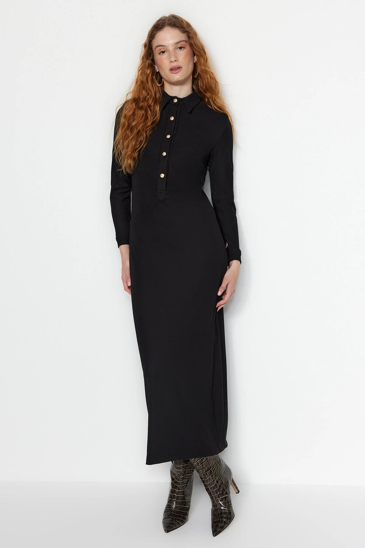 Trendyol Modest  Schwarzes Strickkleid mit goldenen Knöpfen TCTAW24EB00108