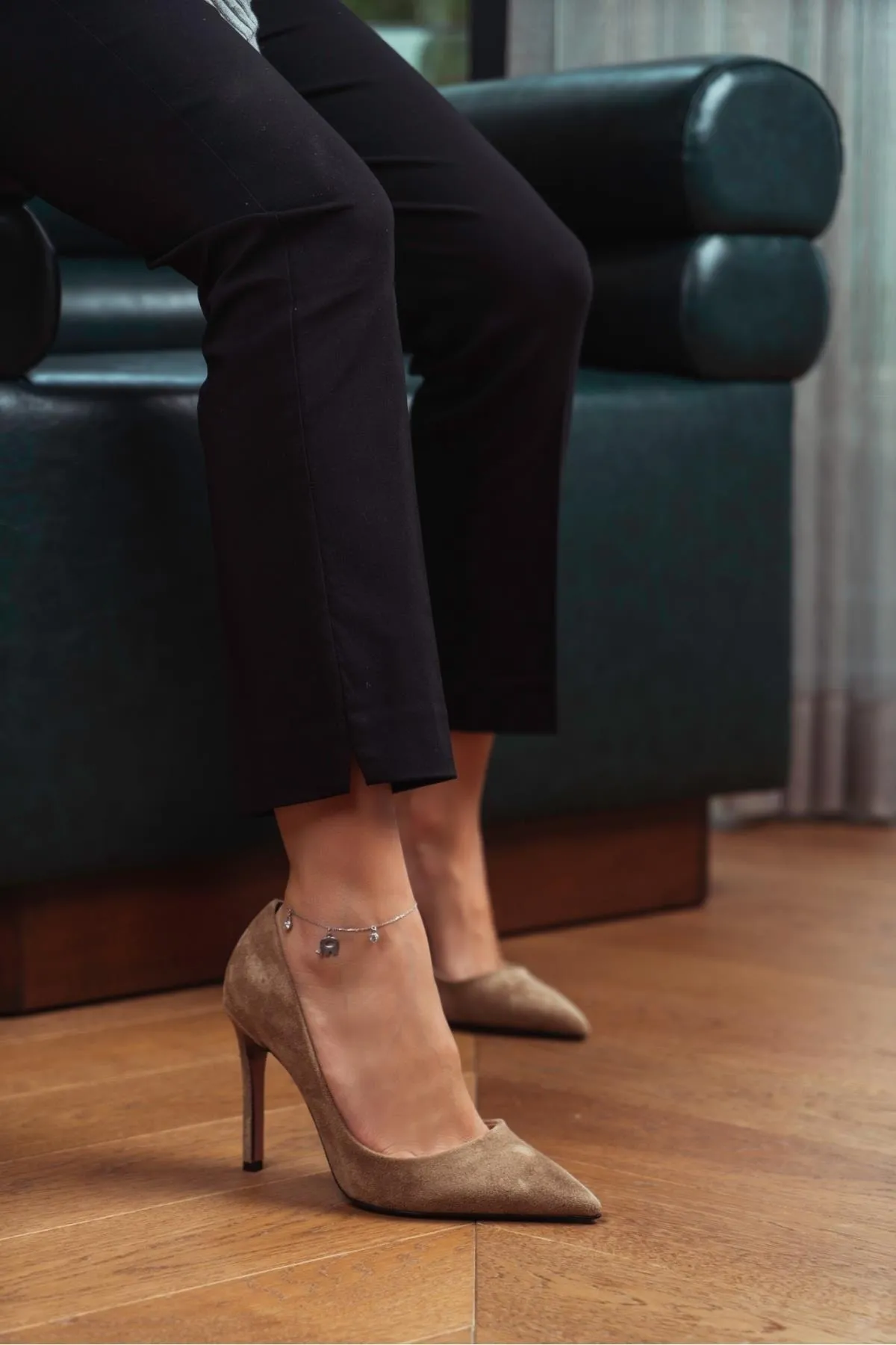 NİŞANTAŞI SHOES  Vanessa Damen-Stiletto aus dunkelbeigem Wildleder mit spitzer Zehenpartie