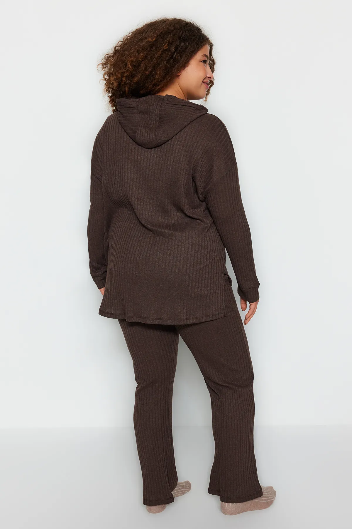 Trendyol Curve  Braunes, entspanntes Camisole-Set in Übergröße mit Kapuze und Oberteil TBBAW23CP00016