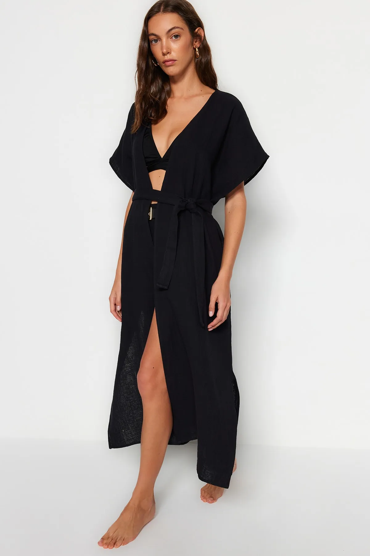 Trendyol Collection  Schwarzer Maxi-Kimono und Kaftan aus gewebtem Musselin mit Gürtel und Schlitz aus 100 % Baumwolle TBESS23KM00019