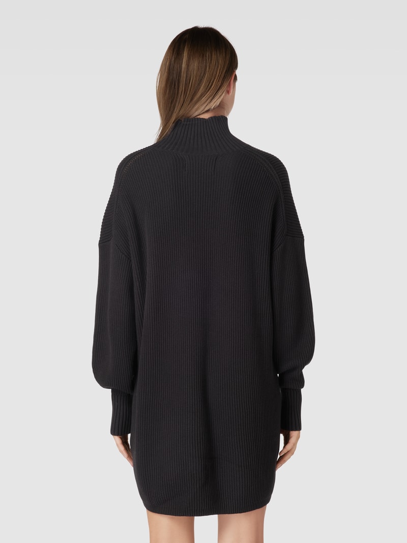 Strickkleid mit Stehkragen und Label-Patch in schwarz