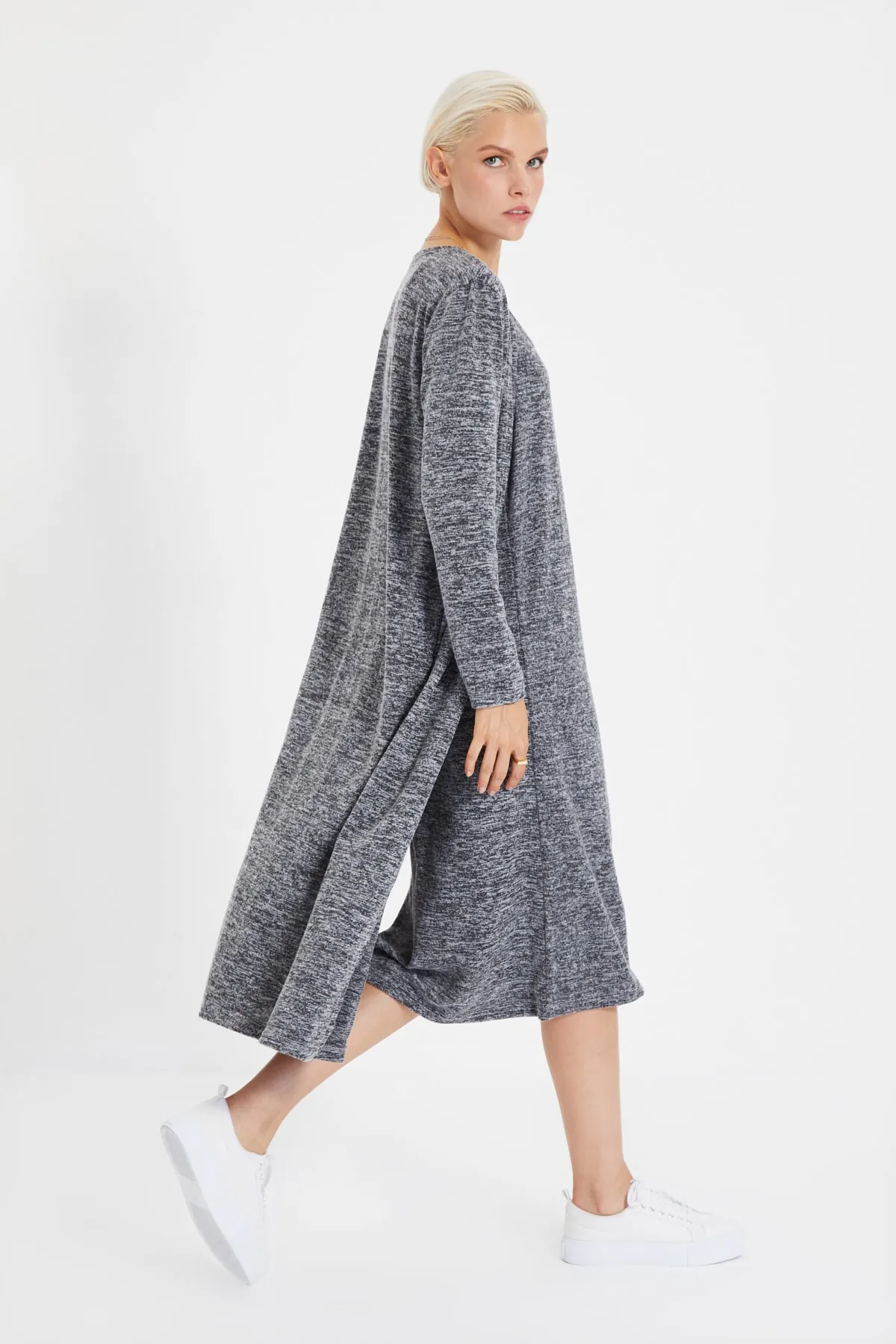 Trendyol Collection  Anthrazitfarbenes, weiches 2-teiliges Set mit gestricktem Kordel-Hosenträger-Home-Kleid TWOAW21EL1141
