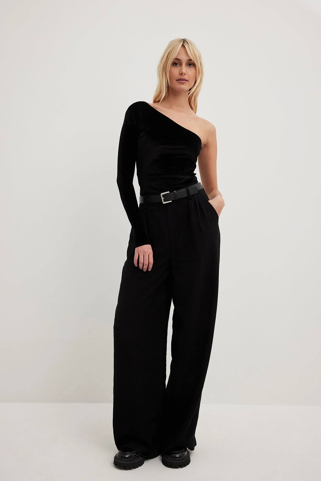 Asymmetrisches One-Shoulder-Top aus Samt