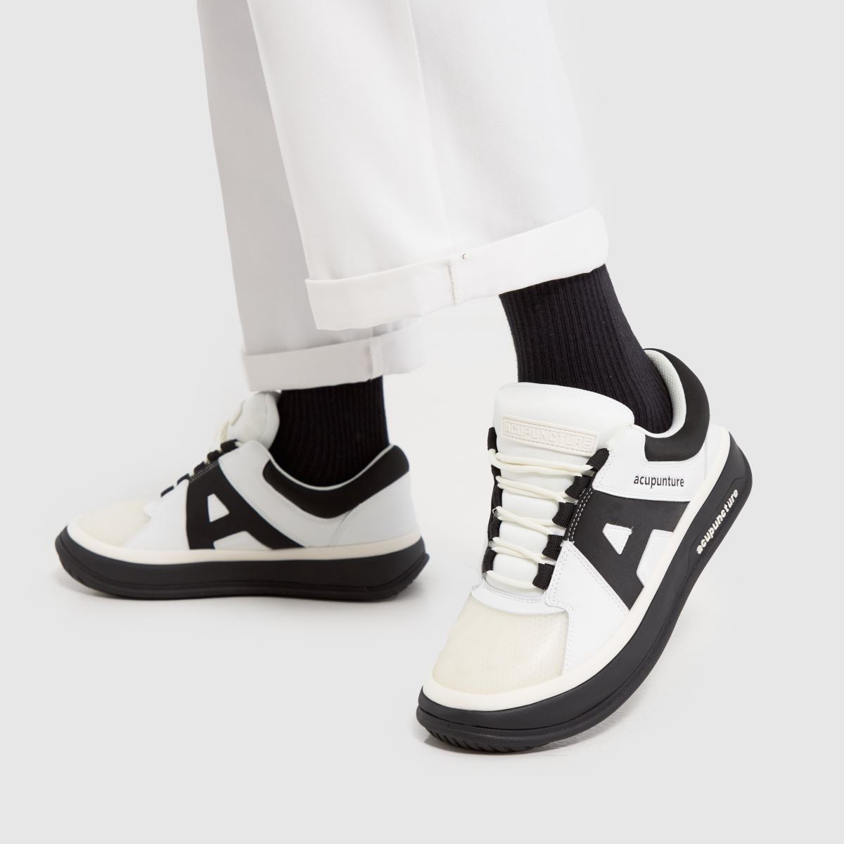 AKUPUNKTUR – Mr Blunder – Sneakers i vitt och svart