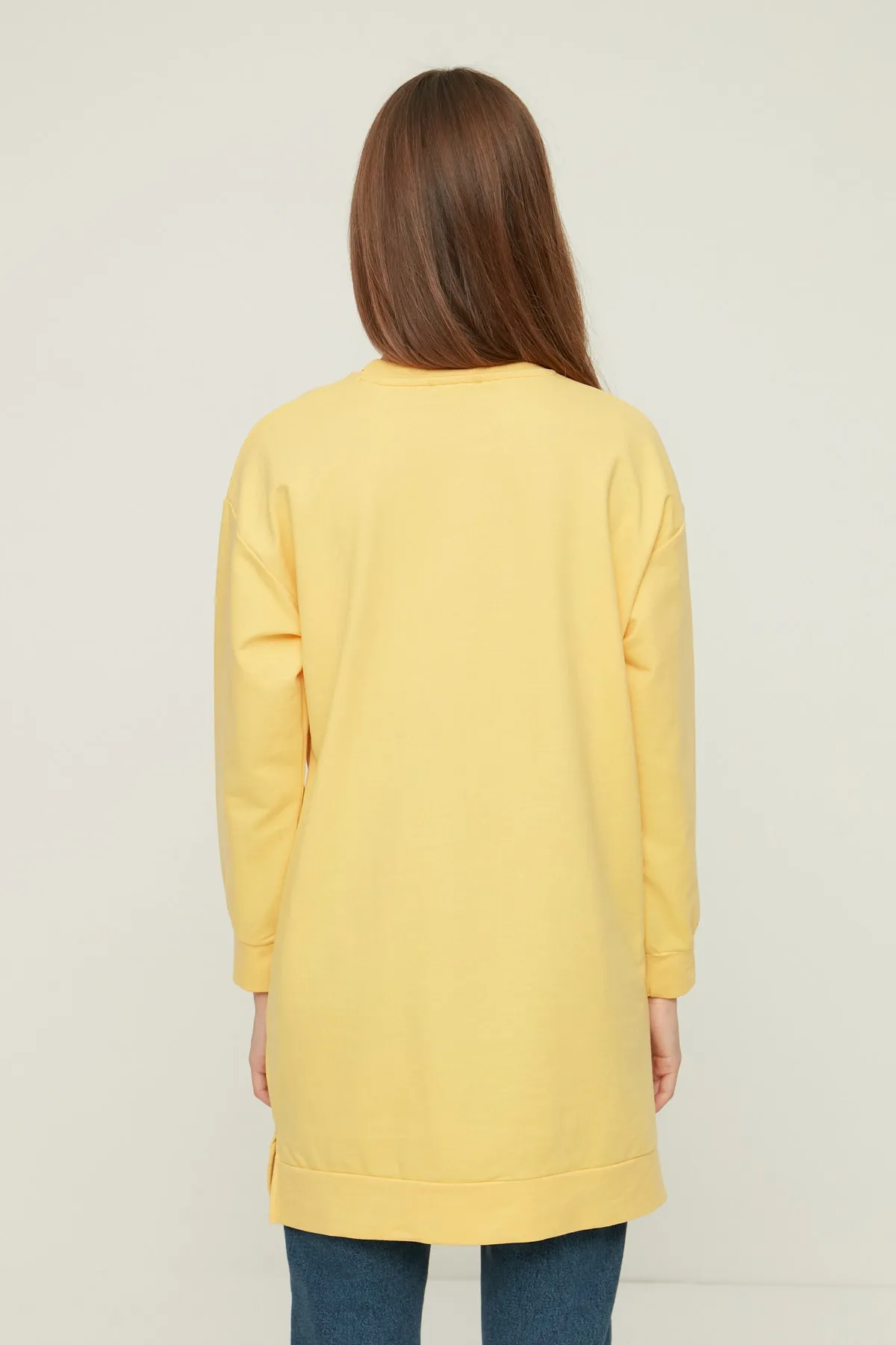 Trendyol Modest  Gelbes Basic-Strick-Sweatshirt mit Rundhalsausschnitt und Schlitz und detailliertem Ausschnitt TCTAW22TW0138