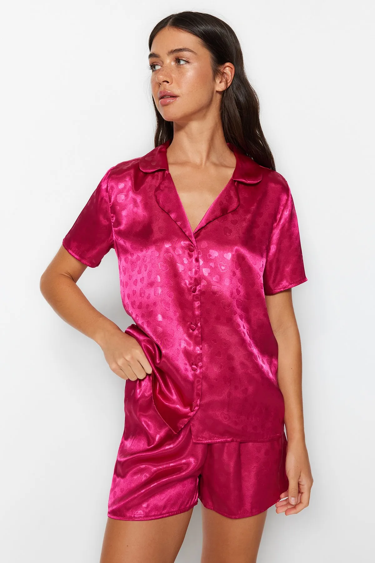 Trendyol Collection  Rosa Pyjama-Set aus gewebtem Satin mit Herzen THMSS23PT00237