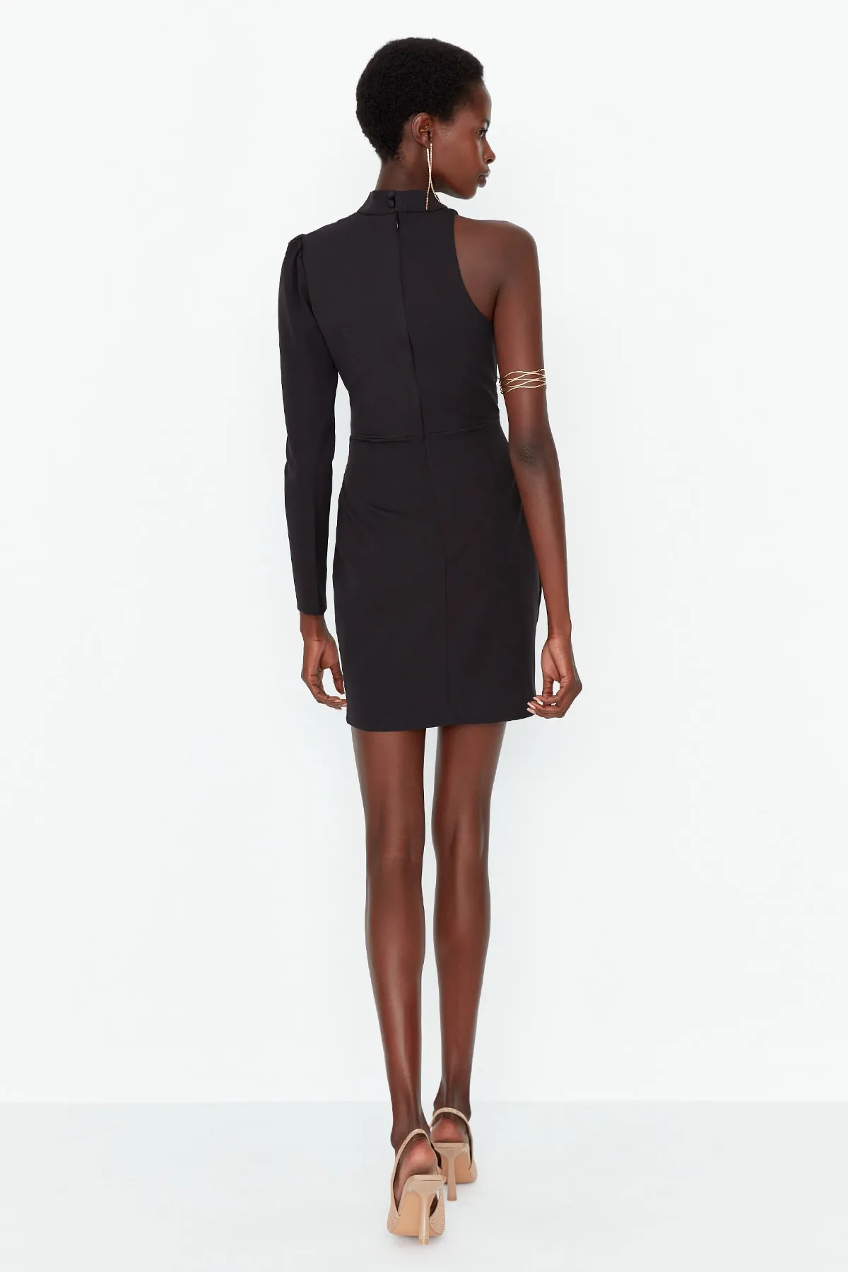 Trendyol Collection  Schwarzes, tief ausgeschnittenes, gewebtes, elegantes Abendkleid TPRAW23EL00090