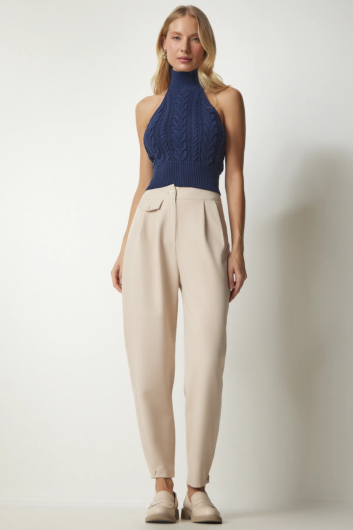 Happiness İstanbul  Stilvolle gewebte Damenhose mit Knöpfen in Creme GK00012