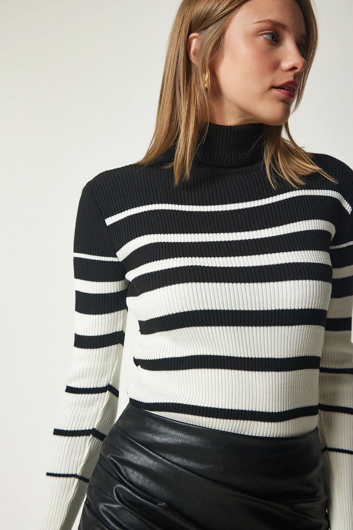 Happiness İstanbul  Schwarzer, ecrufarbener Rollkragenpullover mit Streifen für Damen DD01271