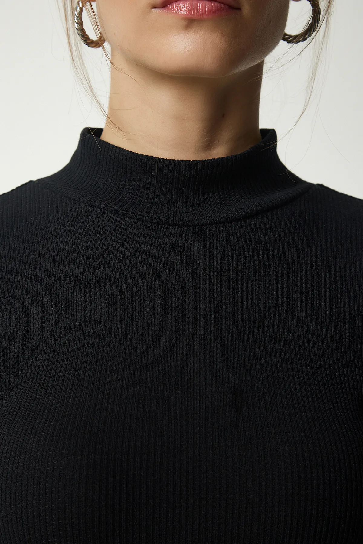 Happiness İstanbul  Schwarzes Camisole-Kleid mit hohem Kragen und Schlitz für Damen UB00198