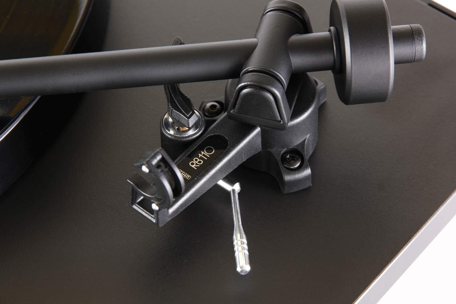 rega Rega Planar 1 Plattenspieler schwarz (matt) Versio Plattenspieler (Riemenantrieb, nicht zutreffend, Plug-and-Play,2 Geschwindigkeiten (33 1/3 und 45 U/min),mit Abdeckhaube/Deckel,hochwertige Ausführung,MM-Tonabnehmer,Riemenantrieb, 24V-Synchronm