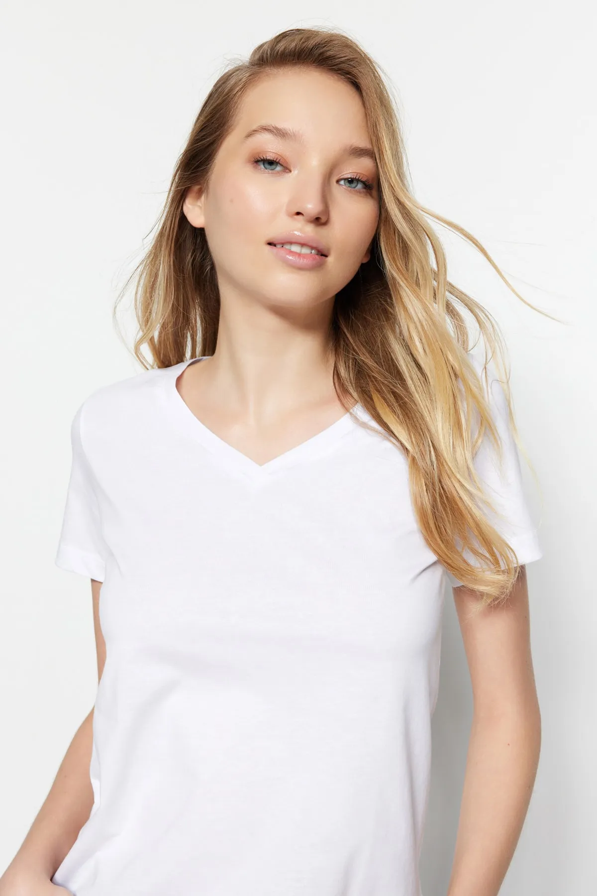 Trendyol Collection  Schwarz-weißes Basic-Strick-T-Shirt mit V-Ausschnitt im 2er-Pack aus 100 % Baumwolle TWOSS23TS00002