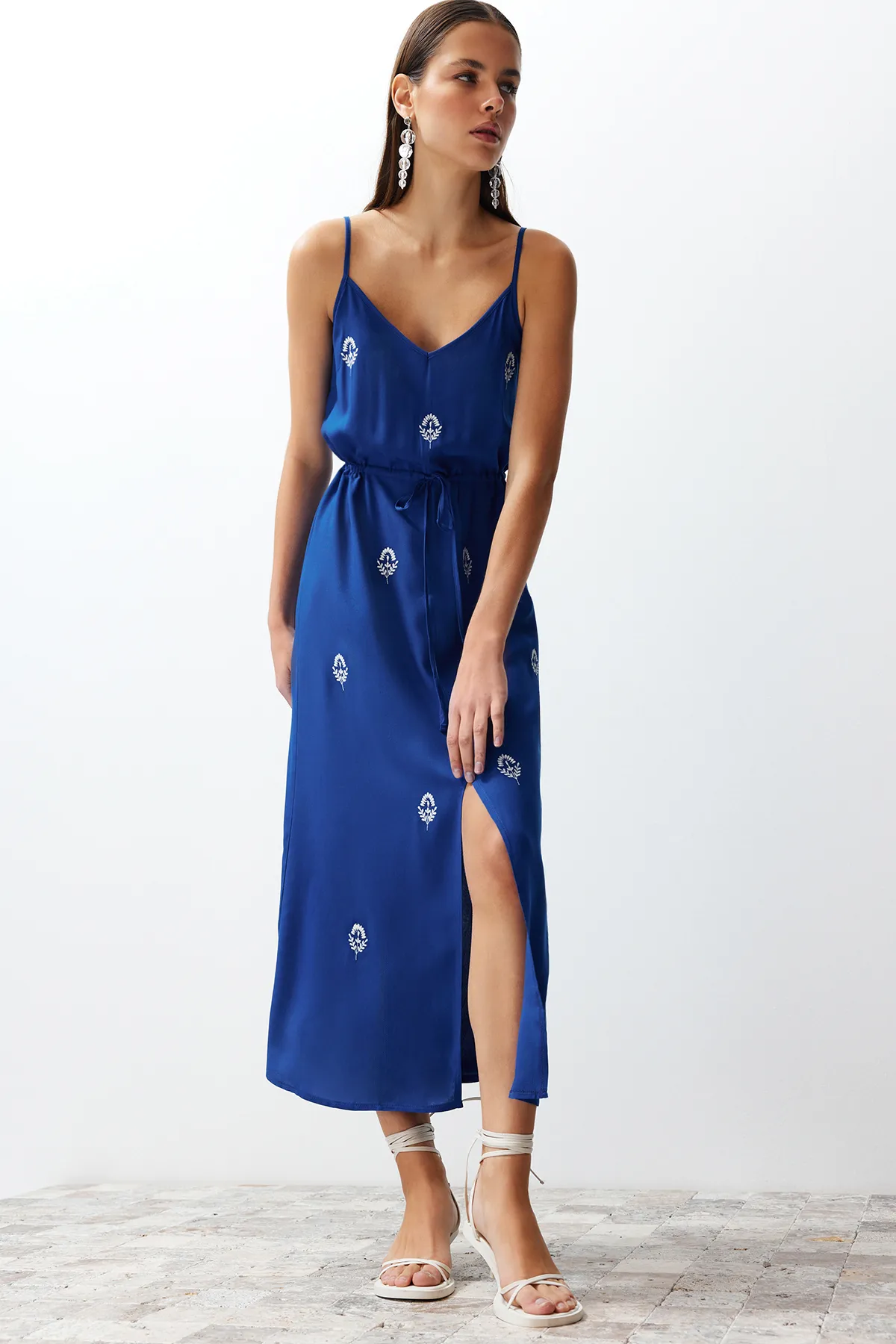 Trendyol Collection  Indigoblaues, gewebtes, besticktes Midikleid TWOSS23EL01431