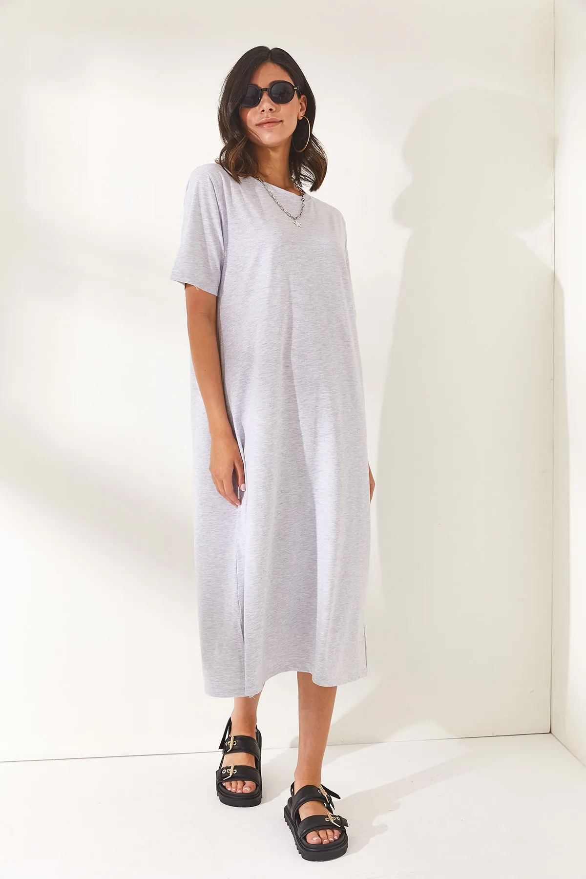 Olalook  Graues Oversize-Baumwollkleid mit seitlichem Schlitz für Damen ELB-19001880
