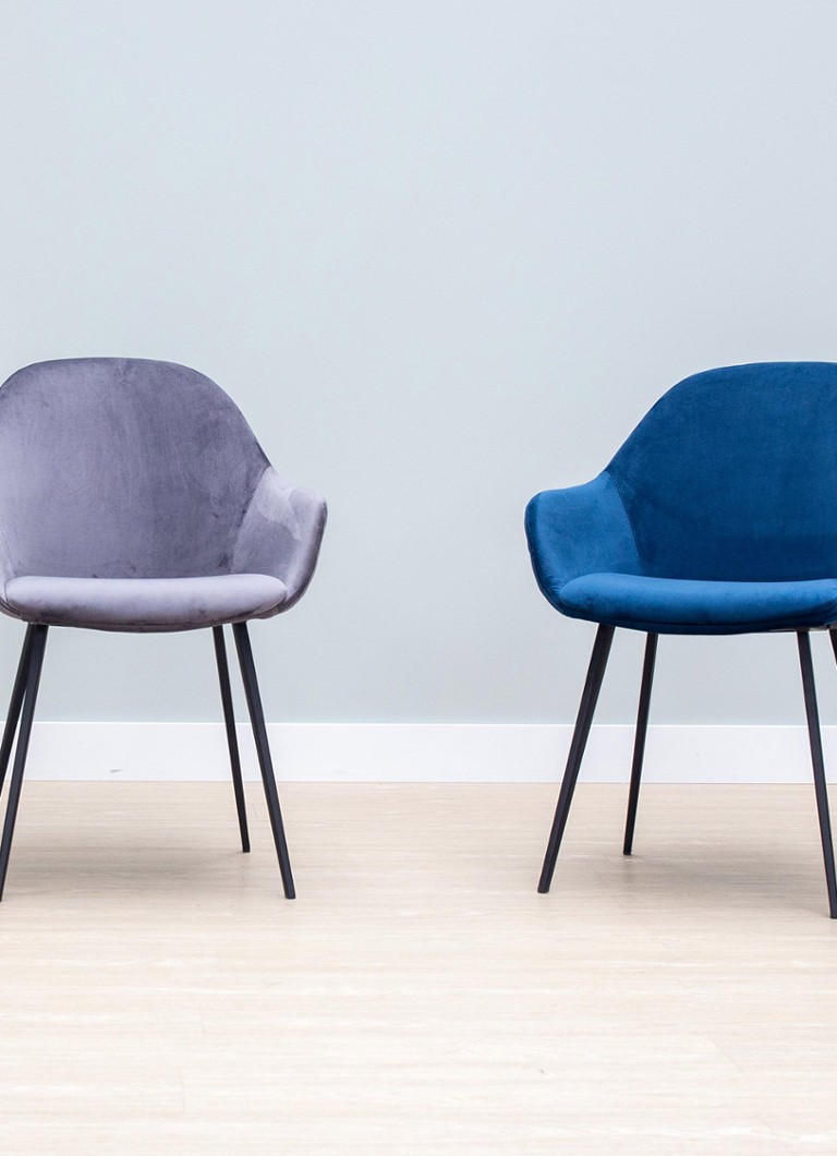 Scaun de sufragerie Victoria de la Livingstone Design, cu cotiere.