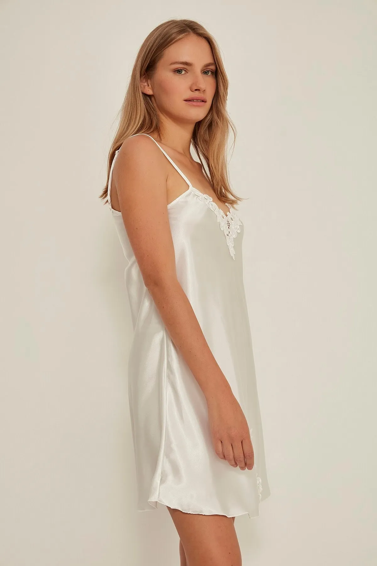 C&City  060 Damen-Nachthemd aus Satin und Spitze, Ecru