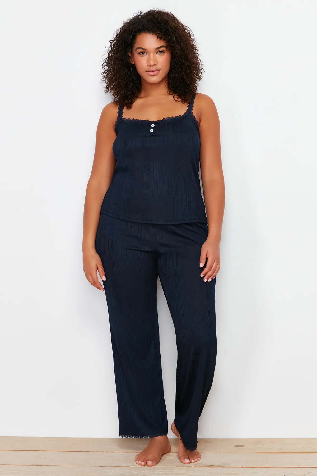 Trendyol Curve  Marineblaues, schnurgebundenes Strick-Pyjama-Set mit Trägern TBBSS24AI00018