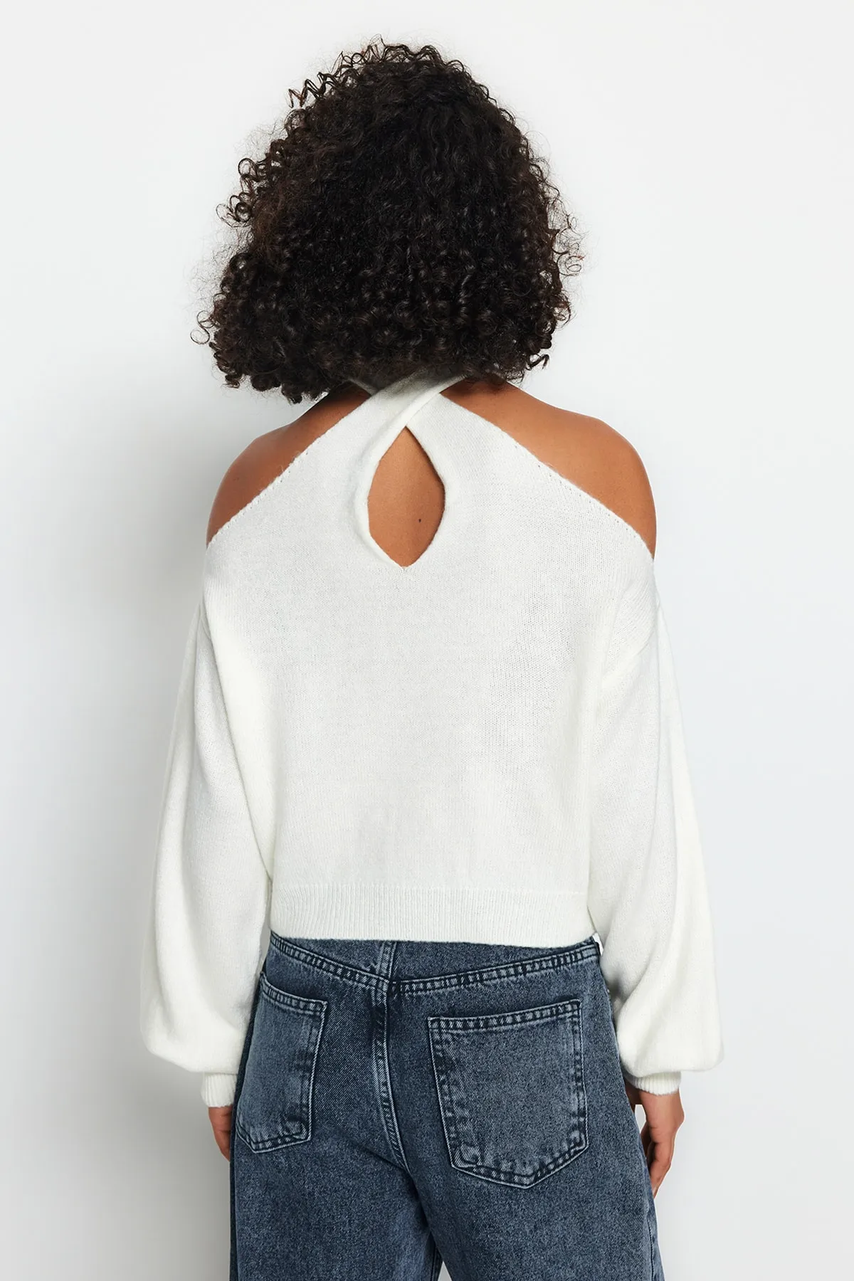 Trendyol Collection  Ecrufarbener Strickpullover mit weicher Struktur und Fenster/Cut-Outs TWOAW24KZ00166
