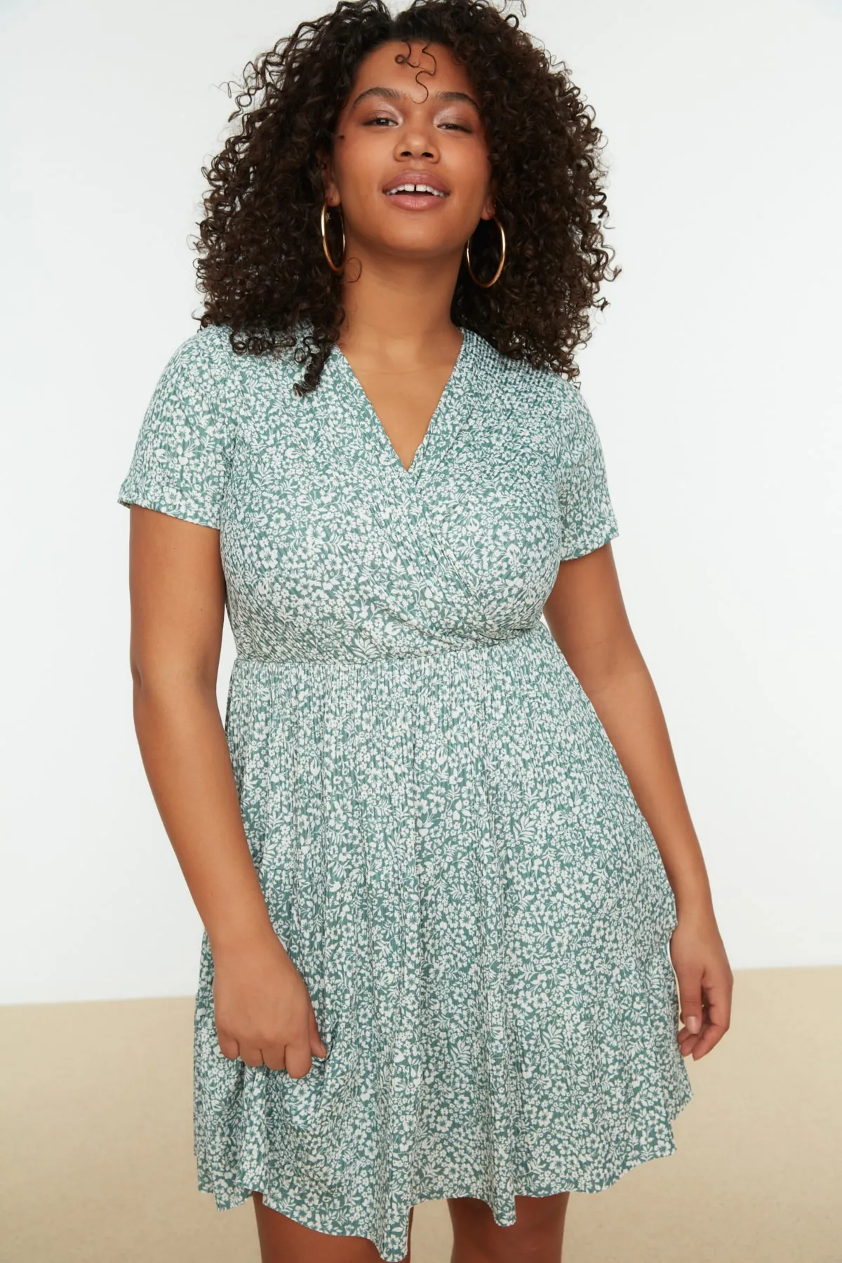 Trendyol Curve  Grünes Strickkleid mit V-Ausschnitt und Blumenmuster TBBSS22EL1638