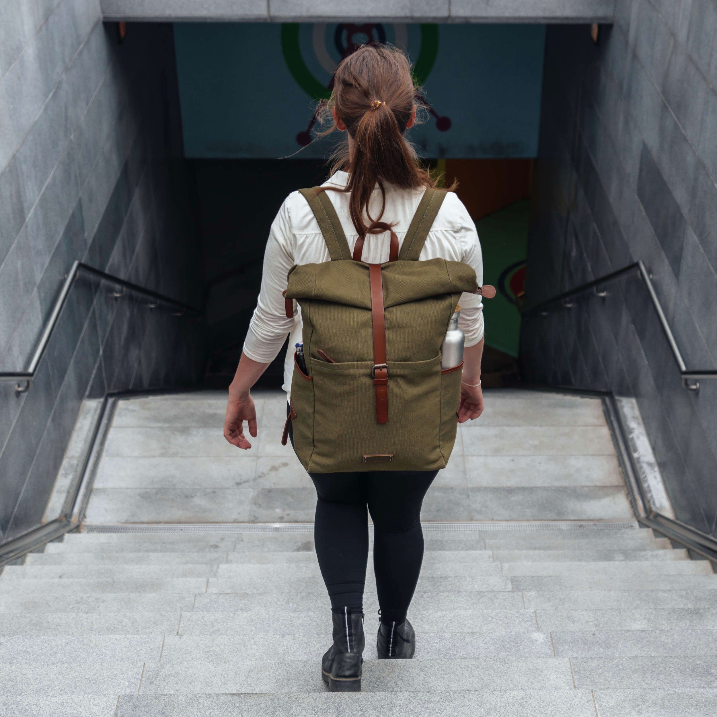 DRAKENSBERG Tagesrucksack Roll-Top Rucksack Archie Oliv-Grün, unisex Cityrucksack aus Canvas mit Lederdetails und 15