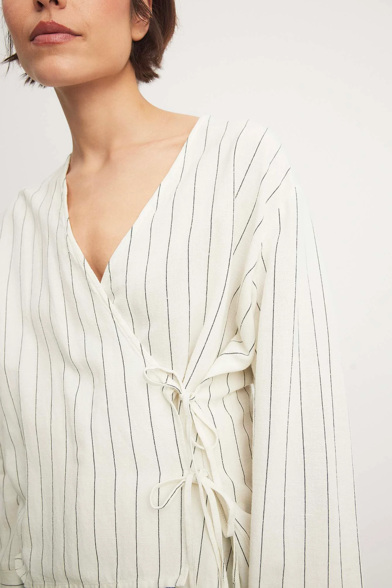Gestreifte Bluse mit asymmetrischem Binde-Detail