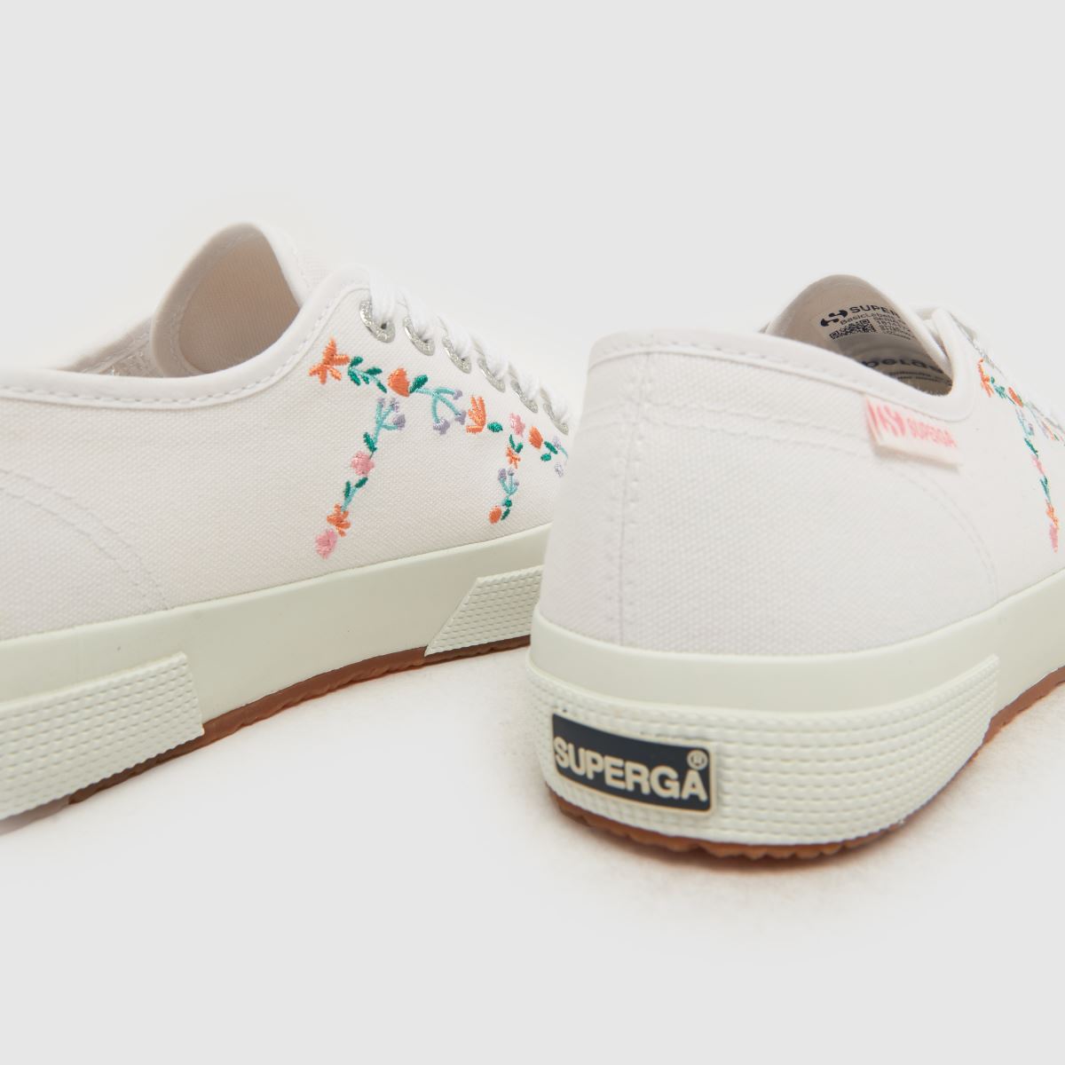 Superga 2750 – Vita, flerfärgade sneakers med broderi och små blommor