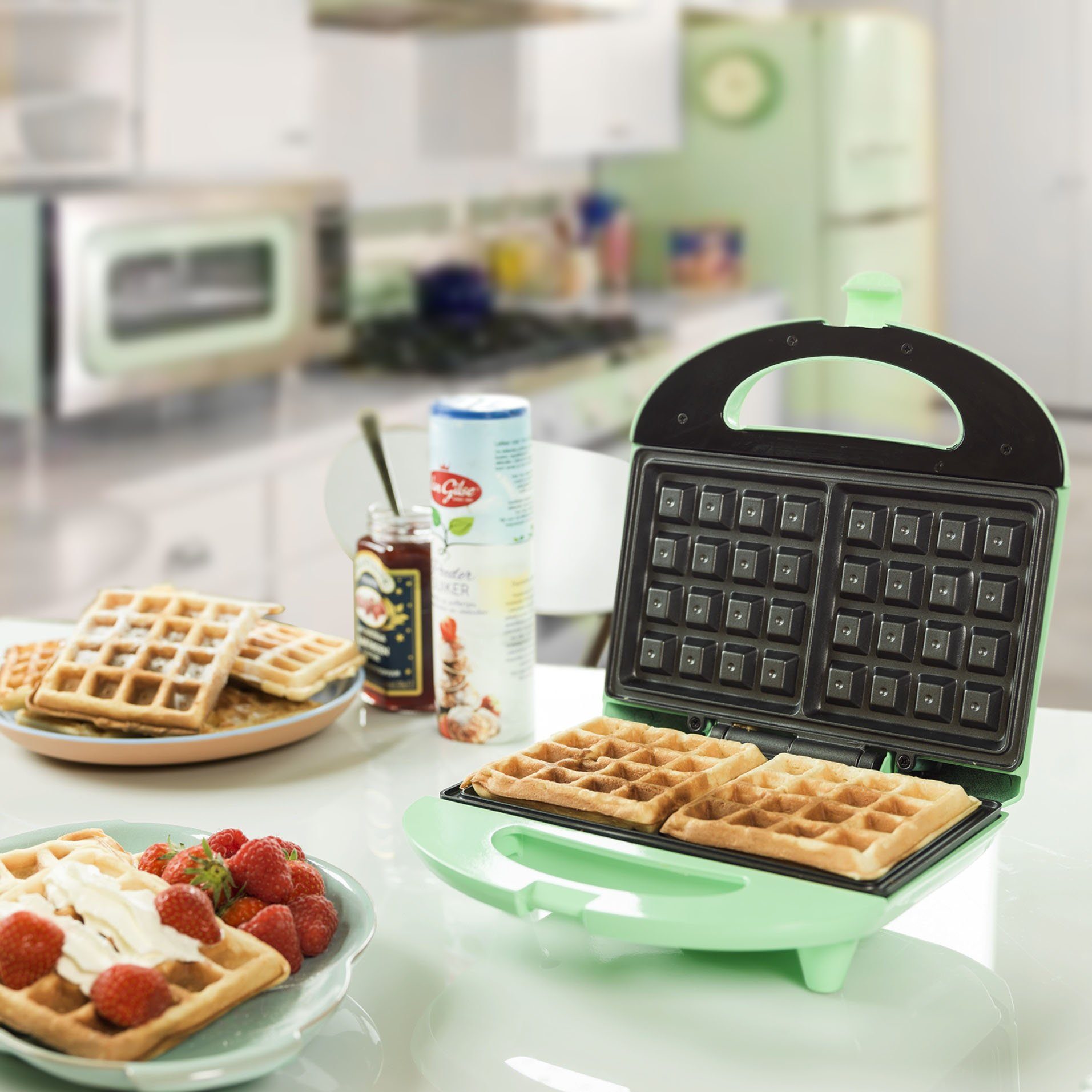 bestron Waffeleisen ASW401 Sweet Dreams, 700 W, mit Antihaftbeschichtung, Retro Design, für Belgische Waffeln