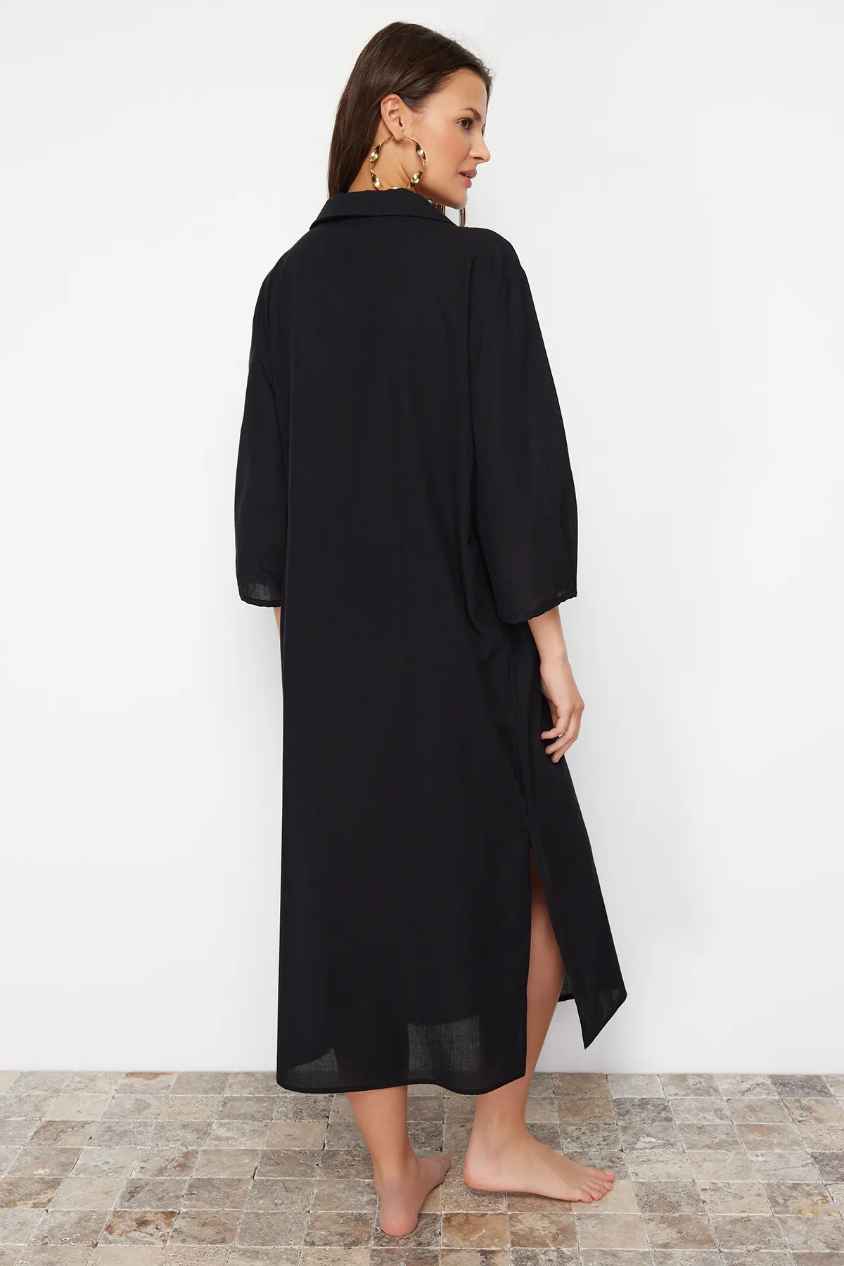 Trendyol Collection  Schwarzes, weit geschnittenes Midi-Strandkleid aus Webstoff TBESS22EL0009