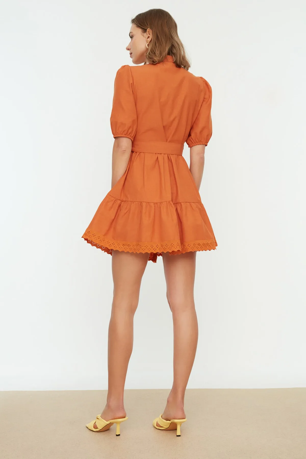 Trendyol Collection  Zimtfarbenes Volant-Webkleid mit Gürtel TWOSS22EL1036